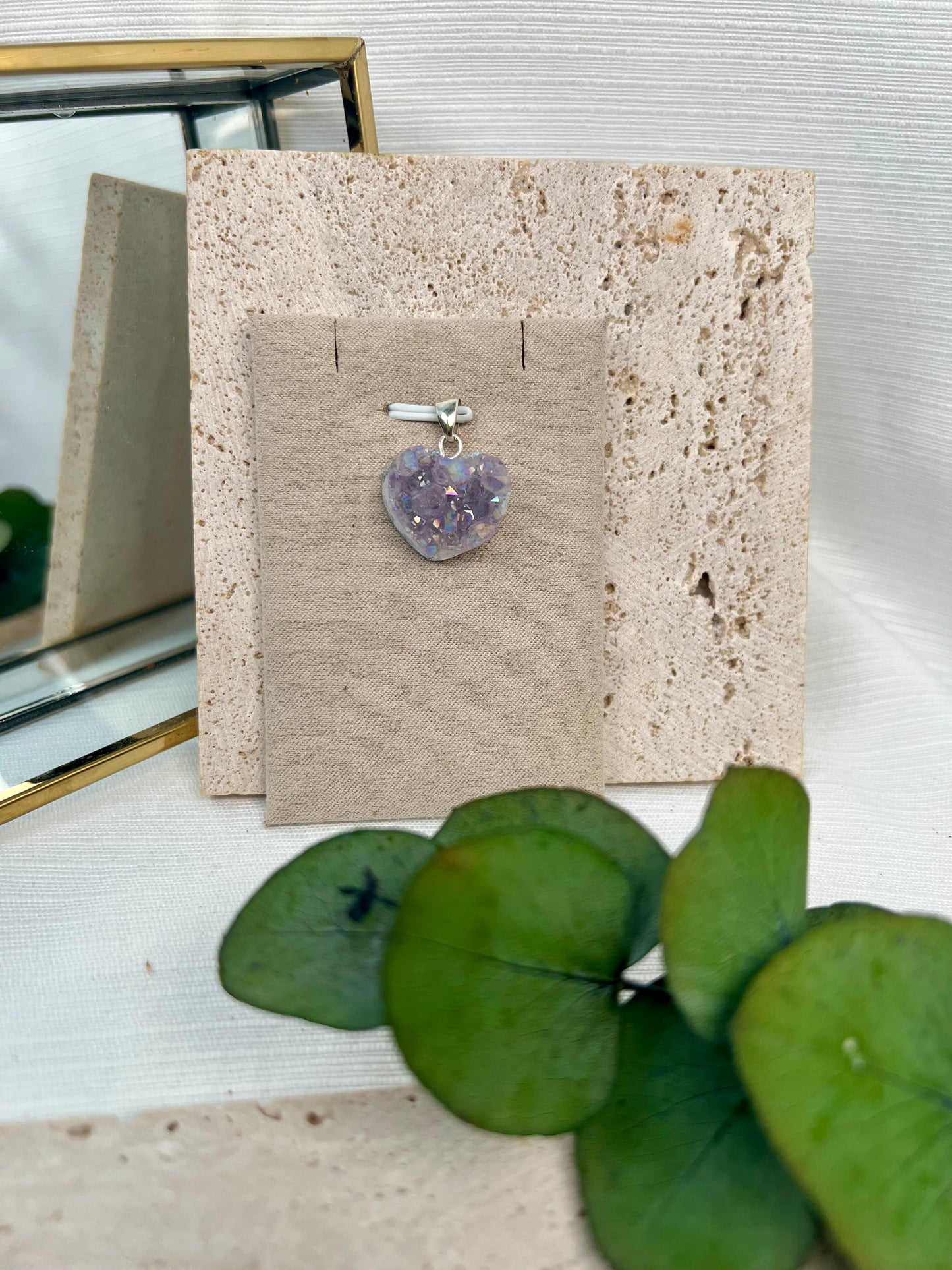 Regenbogen-Amethyst mit Aura