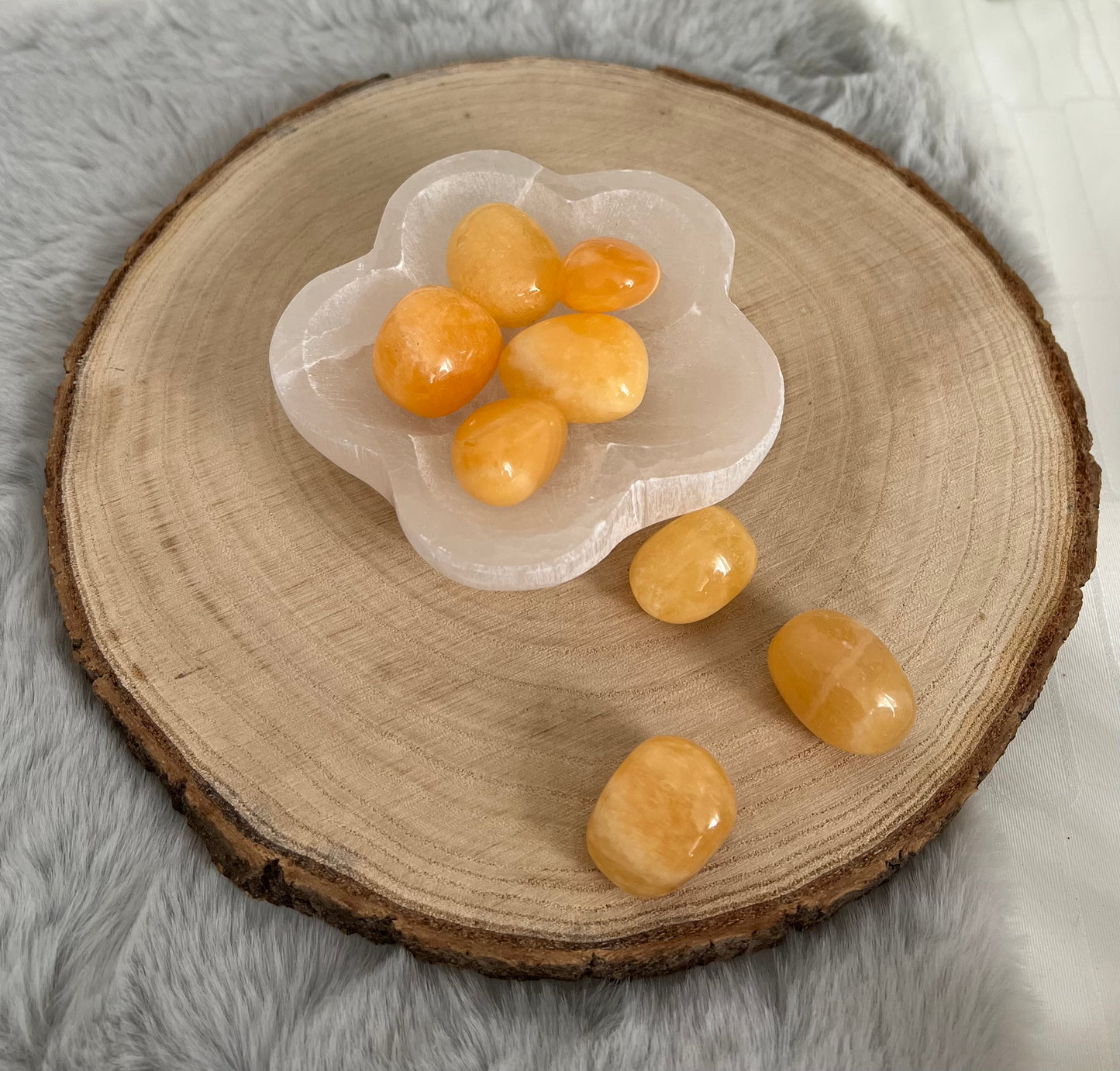 Orangencalcit Trommelstein