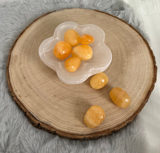 Orangencalcit Trommelstein